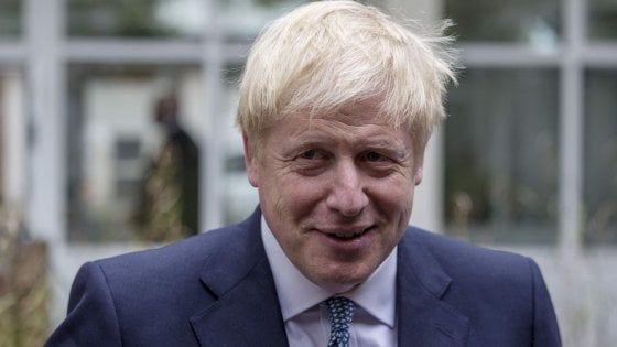 Sciupato, assonnato e senza scorta: il viaggio di Boris Johnson in Italia diventa un caso