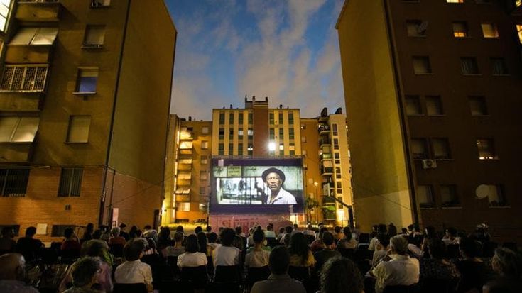 Dalla piazza ai quartieri, il cinema si sposta e fa il giro della città in 18 serate. Tutte gratis