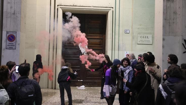 Cgil contro Non Una di Meno: “Quella torta è un’offesa alle lavoratrici”. L’Udi: “Serve rispetto”