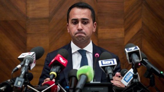 Diciotti, Di Maio: "Salvini avanti, ma no attacchi a procure". Cei: "Non si può fare politica sulla pelle dei poveri"