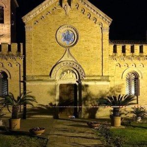 Trovato ordigno sotto la porta di una chiesa a Fermo