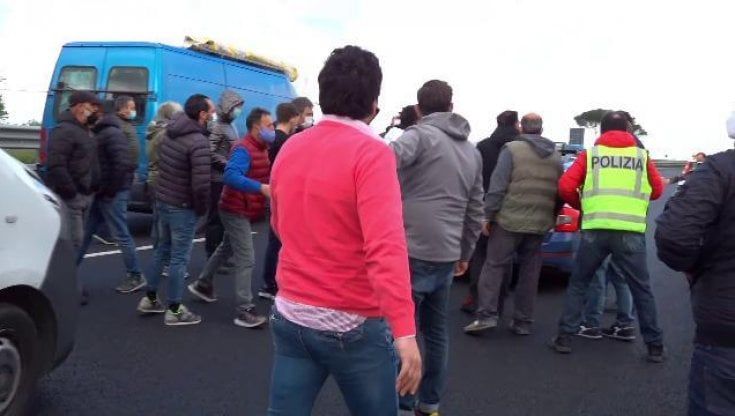 Nuova protesta dei mercatali, bloccata l’A1 sullo svincolo Caserta-Salerno
