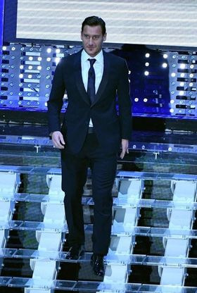 Sanremo, Totti, il capitano presentatore tra i cantanti