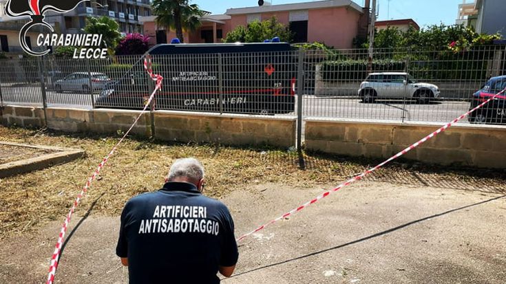 Gallipoli, bomba carta scoperta nel cortile di una scuola e disinnescata: era lì da Capodanno