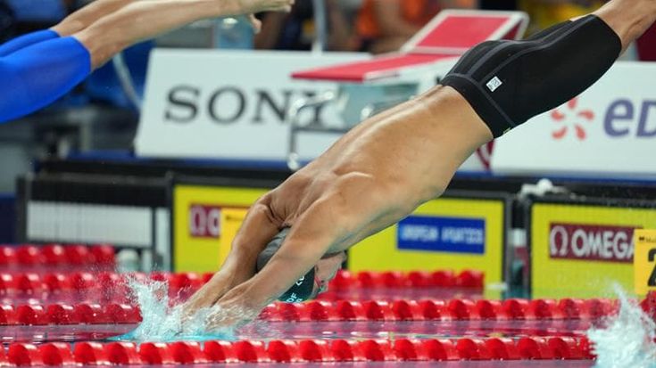 Europei di nuoto, Ceccon avanti nel dorso. Ok Pilato e D’Ambrosio, la 4x100 mista mista squalificata