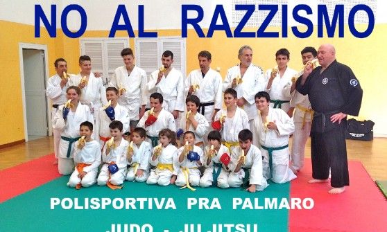 #siamotuttescimmie, foto di gruppo antirazziste dalla biblioteca alla palestra