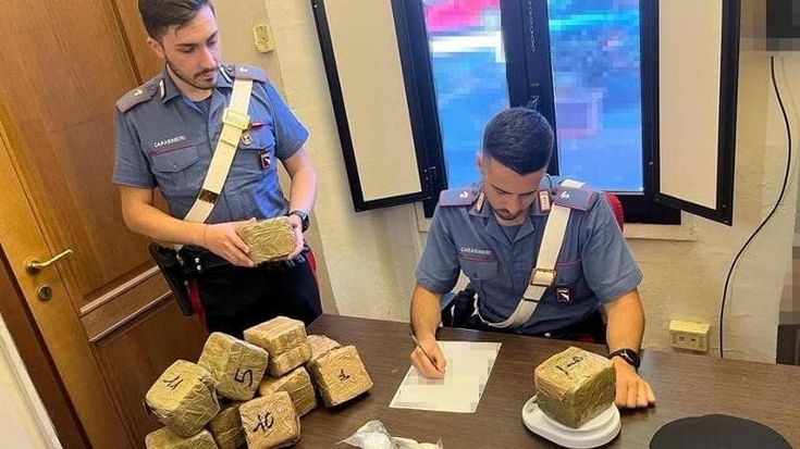 Scoperti con 10 chili di hashish nell’auto: arrestati per spaccio due operai