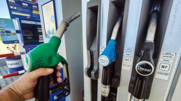 Carburanti, corsa senza fine. La benzina a 2,1 euro, diesel a 2,208. Ecco i rincari in 30 anni
