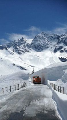 Ciclisti tra pareti di neve sulle strade del Giro in arrivo  in Piemonte
