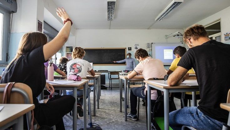 Cresce il numero delle classi in quarantena, Giani: "Disposto a valutare isolamenti più brevi per gli studenti vaccinati"