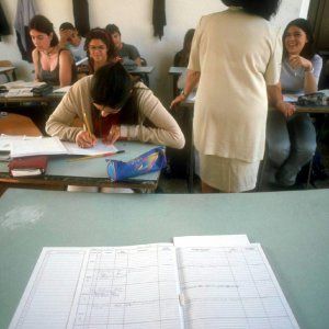 Torino, la vittoria della prof con la sclerosi: licenziata perché malata torna a insegnare