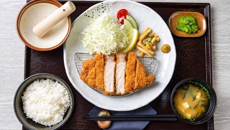 Giri l’angolo a Düsseldorf e ti ritrovi a Tokyo, tra ramen, soba tirati a mano e tè matcha