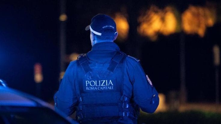 Distrugge i vetri di 17 auto in via Lega Lombarda per svaligiarle: bloccato dai vigili li aggredisce