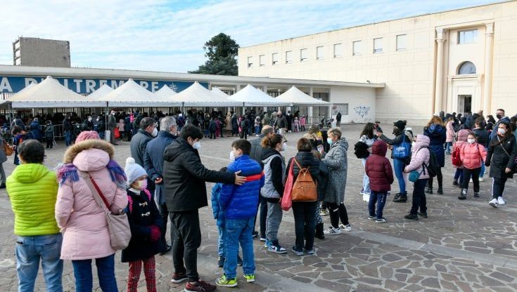 Napoli, centinaia di bambini in fila con i genitori per vaccinarsi alla Mostra d'Oltremare