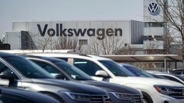Volkswagen congela gli stipendi fino al 2030, i sindacati: “Il sogno del cda non si realizzerà mai”