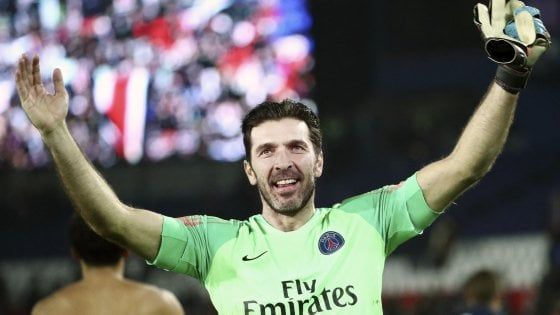 Calcio, papera social per Gigi Buffon: al volante a 155 km/h ma la cintura è allacciata