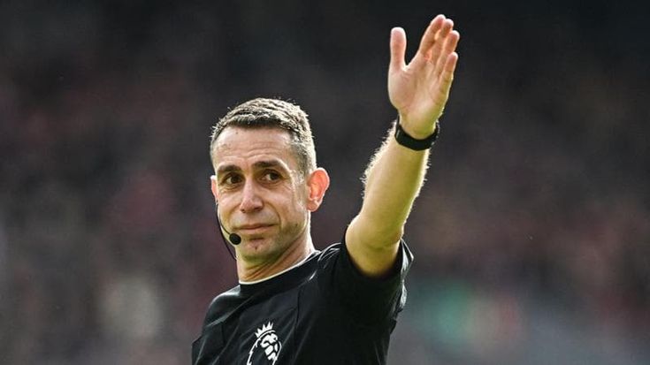 David Coote, l’arbitro che ha insultato Klopp fa coming out: “Dura nel mondo macho del calcio”