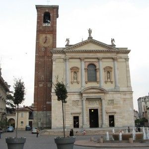 Varese, insegue e schiaffeggia per strada la figlia sorpresa a baciarsi con il fidanzato