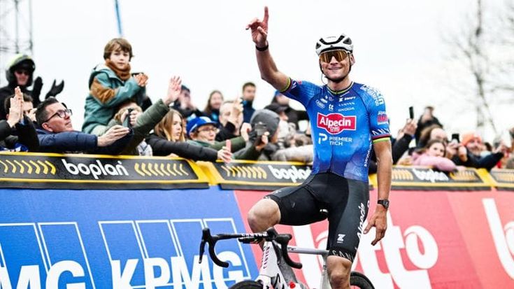 Van der Poel subito a segno nella Omloop Nieuwsblad: attacco vincente sul Muro di Grammont