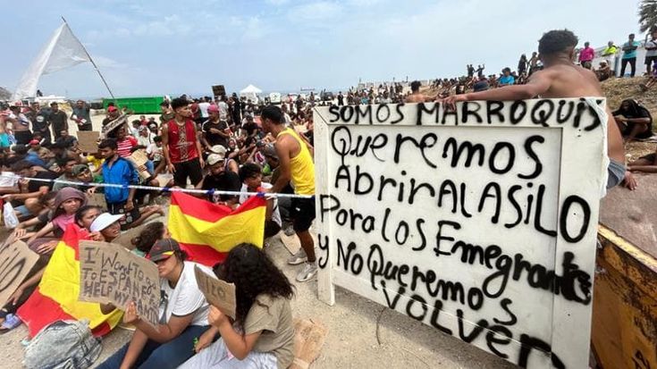 “Chiediamo asilo, viva Sánchez”: la manifestazione dei giovani migranti in spiaggia a Ceuta