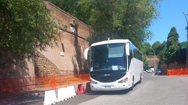 La ciclabile Mura Aureliane attraversata dai pullman turistici: “Pericoloso.Via prima del 30 giugno”