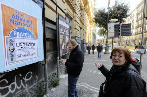 Macabro scherzo di Forza Italia, manifesto funebre per de Magistris