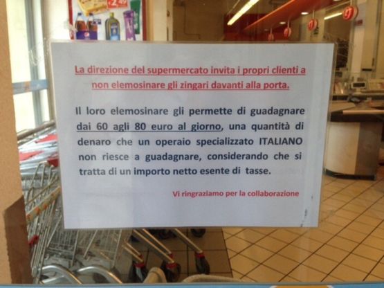 Cartello in un supermarket: "Non date soldi ai rom, guadagnano pi&ugrave; di un operaio"