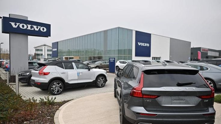Cars: the crisis bites again: Volvo cuts a further 2,500 jobs. Mercedes tightens the screw on temporary staff