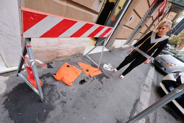 Genova, centro a ostacoli tra buche e transenne sui marciapiede