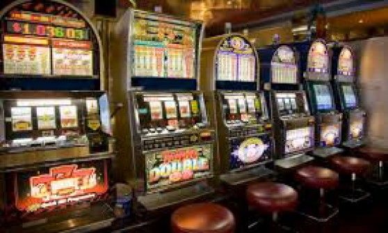 Addetto alle slot machine tamponato e poi rapinato