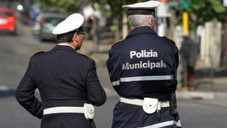 Investe una coppia e scappa: caccia al pirata della strada a Torino