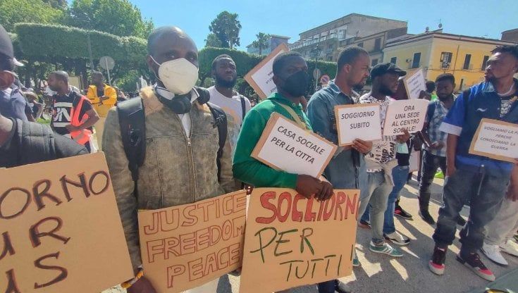 Caserta, sit-in di migranti davanti alla prefettura: "Tempi rapidi per i permessi di soggiorno"