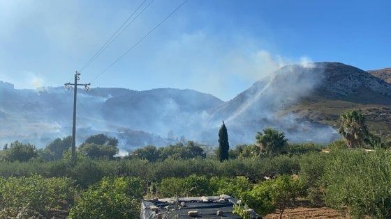 Trapani, incendio a Segesta: sgomberato il parco archeologico
