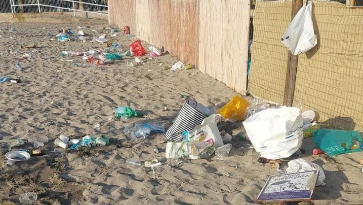 Barletta, rifiuti e bottiglie: dopo la notte di San Lorenzo la spiaggia è una distesa di inciviltà