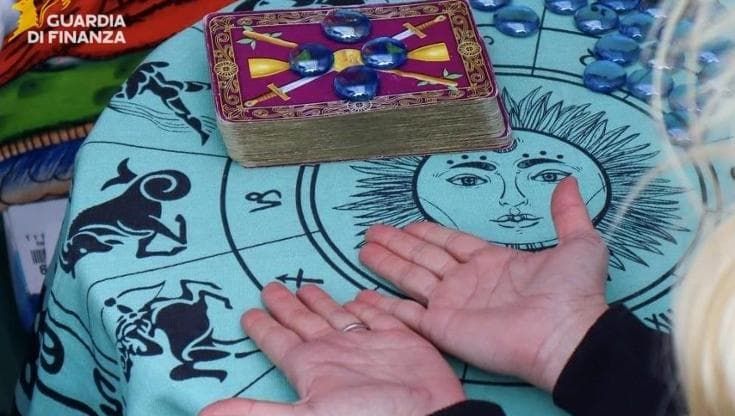 Avellino, denunciata maga abusiva: pagata in nero e tra 2019 e 2022 con reddito di cittadinanza
