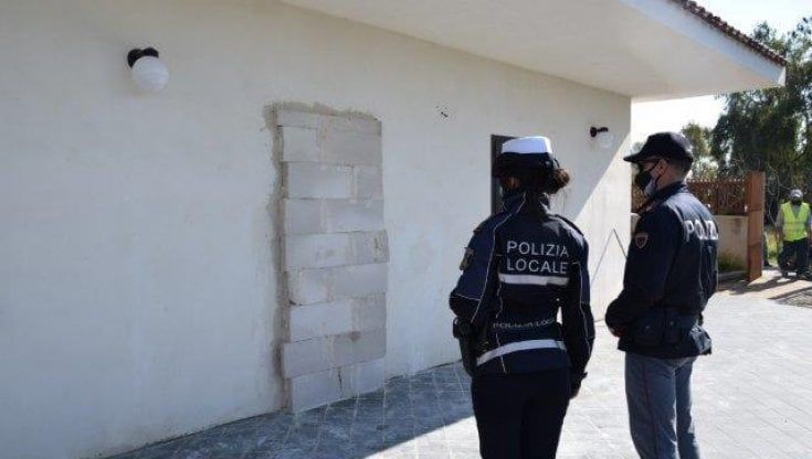 Latina, sgomberate le villette abusive dei Di Silvio. Via libera all'abbattimento