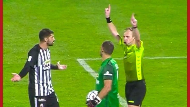 Gol al 93', l'arbitro mima il Var ma in serie B non c'è