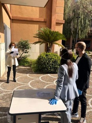 Coronavirus, la promessa di matrimonio in mascherina