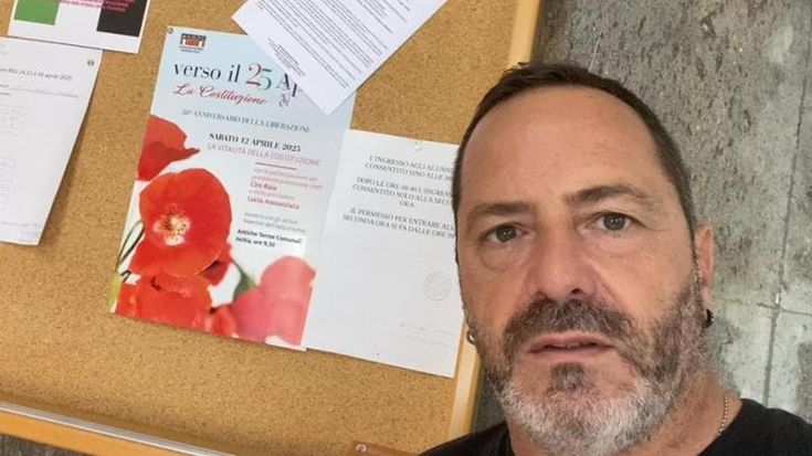 Abiti usati comprati on line, rinunce e aiuti dai parenti:“La nostra vita senza extra”
