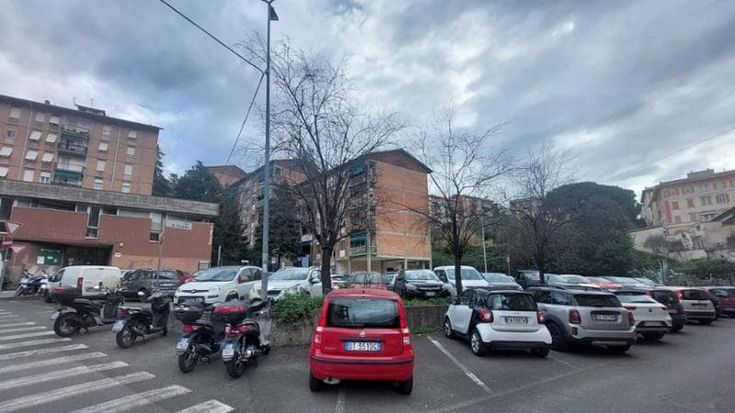 La Spezia, parcheggi a Fossitermi intasati dai turisti, scontro sulla blu area