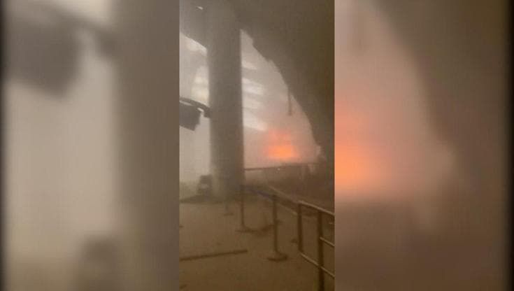 Droni iraniani su aeroporto del Kuwait: le immagini dello scalo in fiamme dopo l'attacco