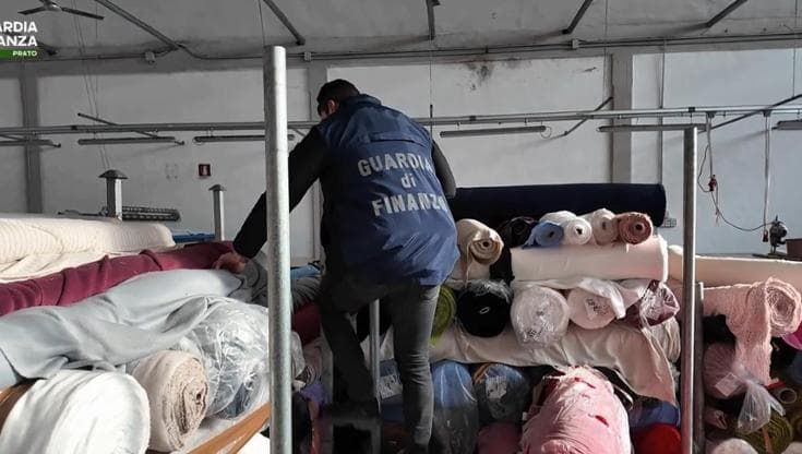 Prato, arrestato per sfruttamento l’imprenditore tessile che produceva per Piazza Italia