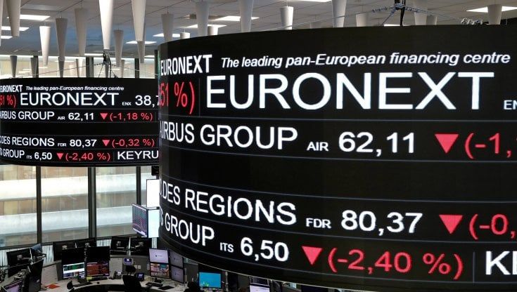Le Borse di oggi, 17 novembre. Mercati Ue contrastati, bene Milano. Lagarde: "Consiglio discuterà della durata degli interventi"