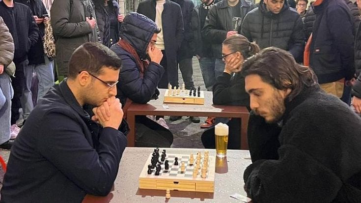 Scacchi e birra per riqualificare vico Medina parcheggio abusivo