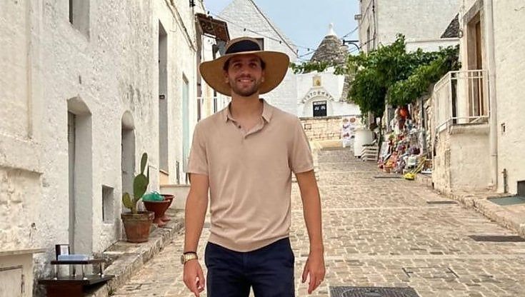 Manuel Locatelli in vacanza in Puglia dopo il matrimonio: foto tra i trulli di Alberobello per il calciatore della Juve