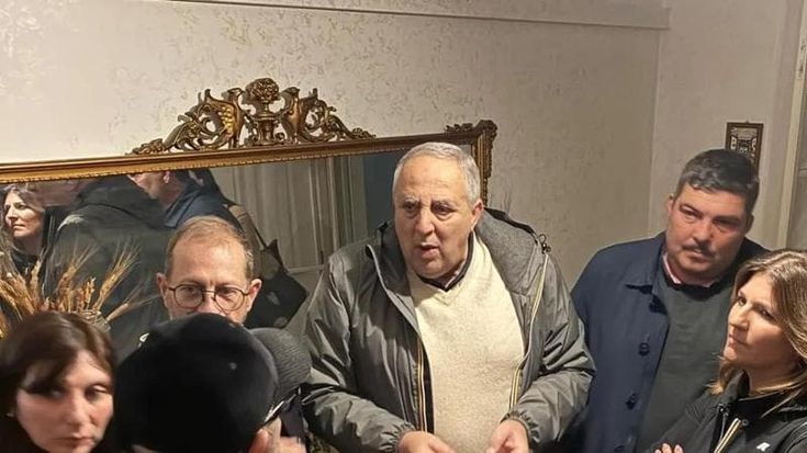 La famiglia assegnataria entra nell’alloggio dello Zen: “Finalmente una casa”