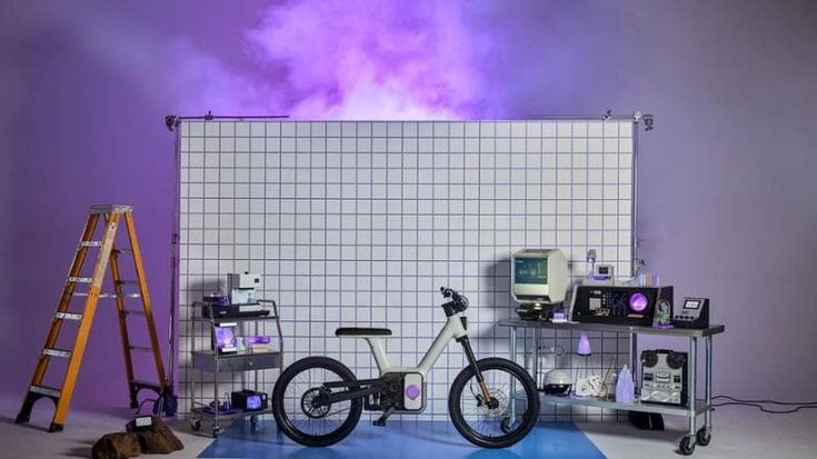 Arriva l’e-bike futuristica di Rivian che si ricarica pedalando e ha 160 km di autonomia
