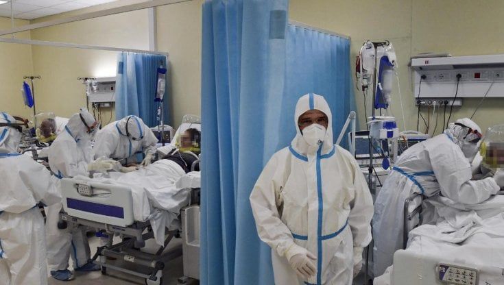 No Vax e scettici sulla dose, ecco i pazienti in terapia intensiva. I medici: "Quanti morti evitabili"