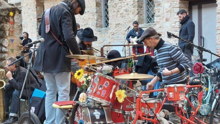 L'esibizione degli artisti di strada selezionati com a X Factor