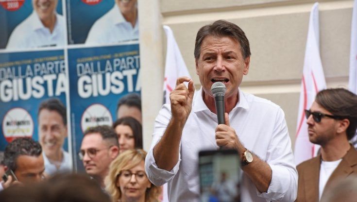 Sondaggi politici, il voto utile non prevale: giù le coalizioni, salgono M5S e Azione-Iv
